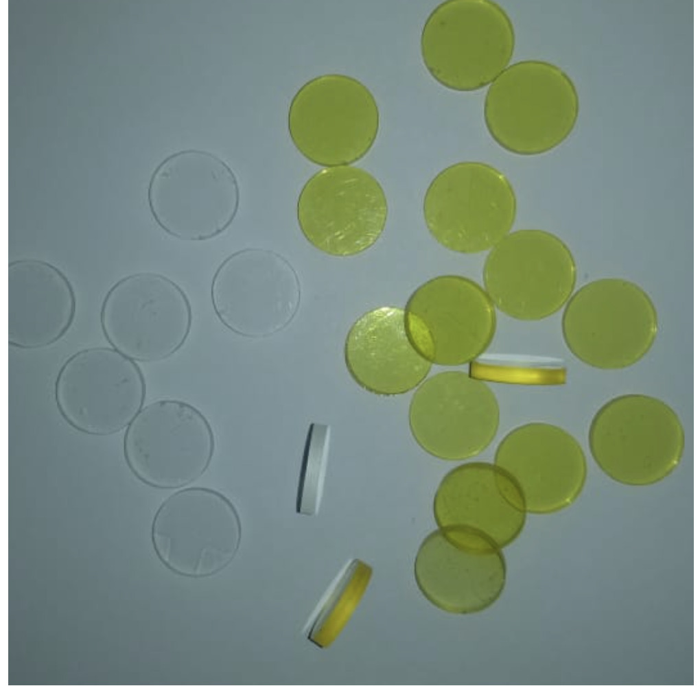 Clear and yellow PMMA discs for hard IOLs
